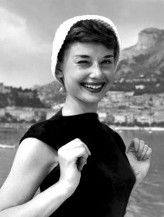 Audrey-Hepburn-audrey-hepburn-6395876-1280-1691